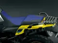 Dettaglio della sella bicolore blu e nera di una moto adventure, con portapacchi posteriore. L'altezza sella moto è ideale per il fuoristrada.