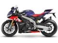 Aprilia RSV4 Factory, una superbike da corsa con livrea blu, rossa e bianca, pronta a sfrecciare.