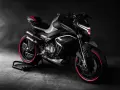 CFMoto 800 NK, una moto sportiva dal design aggressivo con luci a LED rosse e cerchi neri con dettagli rossi.