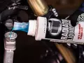 Versando liquido radiatore moto, uguale a quello per auto, nel serbatoio di raffreddamento.