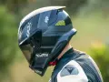 Casco AGV nero con visiera scura, pronto per la pista. Il significato di AGV è passione per la sicurezza e le prestazioni.