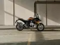 Bmw R 1250 RS in un magazzino. Nonostante la sua bellezza, alcuni proprietari segnalano piccoli problemi.