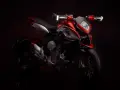 MV Agusta Rivale 800 rossa e grigia, un gioiello su due ruote. Nonostante la sua bellezza, alcuni proprietari segnalano piccoli problemi.