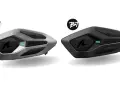 Due dispositivi Shark, uno grigio e uno nero, con logo e indicatore luminoso. Perfetti per la calotta del casco.