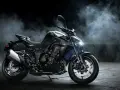 Kawasaki Z1100 nera, aggressiva e avvolta dal fumo, pronta a scatenare la sua potenza.