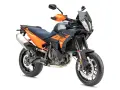 KTM 890 Duke, una moto sportiva con livrea arancione e grigio scuro, pronta per l'avventura.