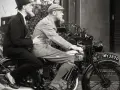 Due uomini in abiti d'epoca su una moto BSA, un viaggio avventuroso per le strade di moto d'epoca anni '30.