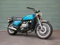 Una splendida Honda Gold Wing blu, un classico tra le moto inglesi vintage, pronta per un nuovo viaggio.