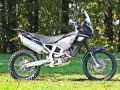 Una moto da avventura nera, pronta per esplorare sentieri impervi. Potrebbe essere la miglior moto da montagna per chi cerca adrenalina.