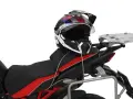 Casco da moto fissato alla sella con cavo, un modo pratico per sapere come legare casco alla moto.