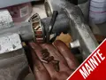 Manutenzione albero motore T-Max: cuscinetto usurato e rullini sparsi nella mano.