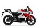 Yamaha R3, moto sportiva bianca e rossa, leggera e agile, perfetta per chi cerca prestazioni e divertimento. Il suo peso contenuto la rende ideale per la città e le curve.