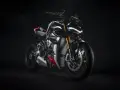 Ducati Streetfighter SP, nera e rossa, con forcella dorata e luci a LED affilate, pronta a ruggire.