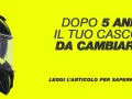 Casco moto in carbonio con dettagli gialli. Dopo 5 anni dall'anno produzione, è ora di cambiarlo? Leggi l'articolo!
