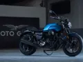 Moto Guzzi V7 Stone, una moto roadster dal fascino intramontabile, con serbatoio blu metallizzato e motore bicilindrico a V.