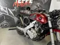 Aprilia Pegaso cafe racer personalizzata, con serbatoio rosso metallizzato e dettagli custom.