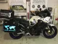 Moto Yamaha Super Ténéré con valigie personalizzate, una con mappa del mondo luminosa e scritta "Raid Edition". Il wrapping con acqua è un'idea per proteggere la moto.