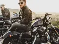 Due motociclisti con giacche di pelle e jeans, pronti per un viaggio. L'abbigliamento del motociclista è essenziale per la sicurezza e lo stile.