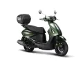 Scooter verde metallizzato con bauletto posteriore, un modello di scooter particolari con un design moderno.