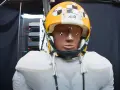 Manichino con casco giallo e bianco, con segni di misurazione, pronto per testare come capire se un casco è omologato.
