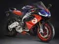 Aprilia RS 660: le recensioni confermano il suo design sportivo e le prestazioni. La moto è rossa, blu e bianca.