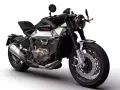 Una moto scarenata dal design aggressivo e moderno, con dettagli cromati e un motore potente in bella vista. Tra le moto scarenate più belle.