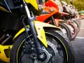 Una fila di moto sportive, tra cui una Yamaha scarenata gialla in primo piano, pronte per la corsa.