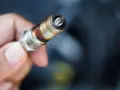 Candela sporca e usurata, un chiaro segnale su come capire se le candele sono da cambiare per un motore efficiente.