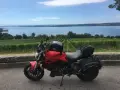 Una nuova Monster rossa, pronta per un viaggio tra i vigneti con vista sul lago.