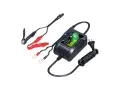 Caricabatterie 12V-2AMP con pinze rosse e nere, cavo a spirale e spina. Il caricabatterie si stacca facilmente.