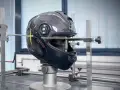 Casco in carbonio in fase di test, con strumenti di misurazione. Verifica della scadenza omologazione casco E3 per garantire la sicurezza.