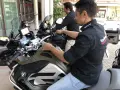 Due uomini in moto BMW, forse in fase di rodaggio, con abbigliamento tecnico. Il significato del rodaggio è fondamentale per la longevità del mezzo.