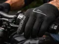 Mano con guanto da moto nero, logo "ONE" in evidenza. Scopri come lavare guanti moto per mantenerli al meglio.
