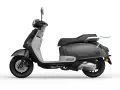 Scooter grigio con finiture argentate e dettagli verdi. Perfetto per scoprire quanti km può fare uno scooter 125 in città.