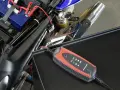 Caricabatterie collegato alla batteria di una moto. Un modo semplice per **come ricaricare le batterie** e ripartire.