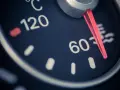 Indicatore di temperatura liquido raffreddamento auto, con lancetta rossa su circa 60°C.
