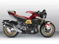 La Bimota KB4, una moto sportiva con serbatoio rosso e bianco, sella marrone e dettagli dorati.