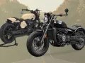 Due moto custom, una color sabbia e una nera, pronte per un viaggio. Stile italiano per veri intenditori.
