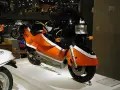 Moto Buell RR 1000, arancione e nera, con scritte "Powered by Harley-Davidson". Nonostante il design audace, alcuni potrebbero definirle moto brutte.