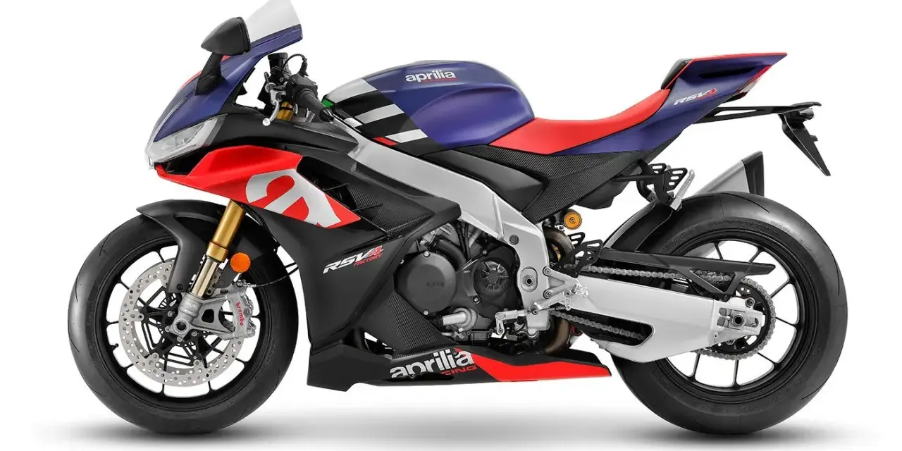 Aprilia RSV4 Factory, una superbike da corsa con livrea blu, rossa e bianca, pronta a sfrecciare.