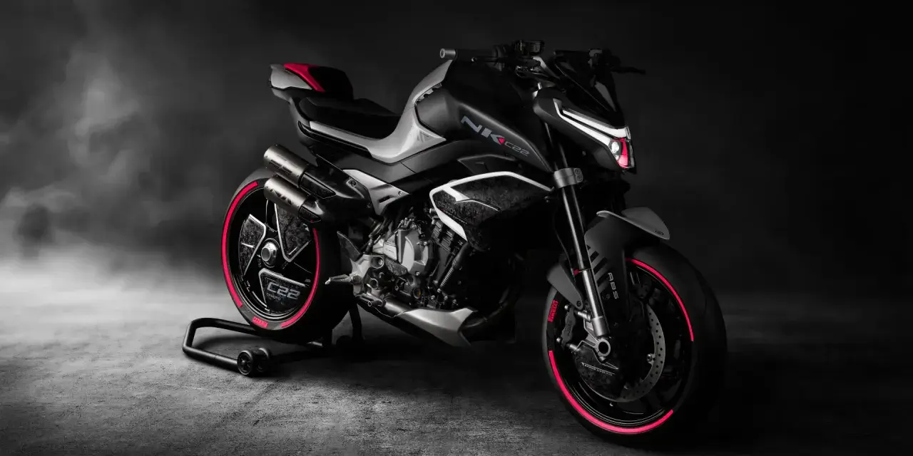 CFMoto 800 NK, una moto sportiva dal design aggressivo con luci a LED rosse e cerchi neri con dettagli rossi.
