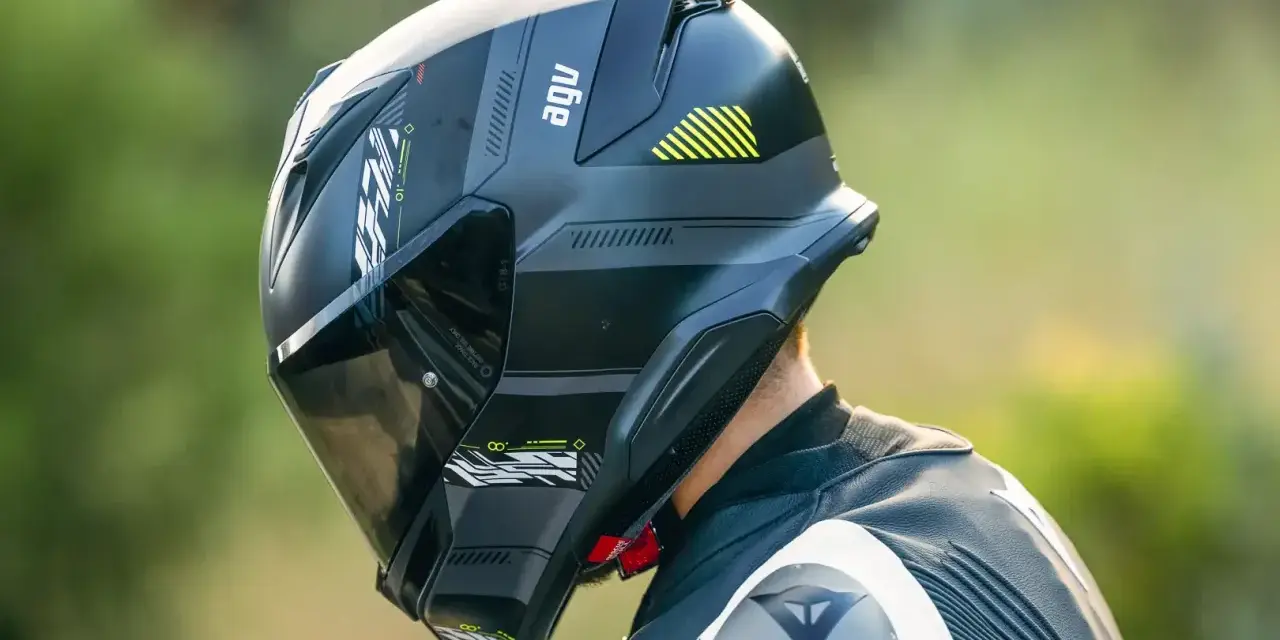 Casco AGV nero con visiera scura, pronto per la pista. Il significato di AGV è passione per la sicurezza e le prestazioni.