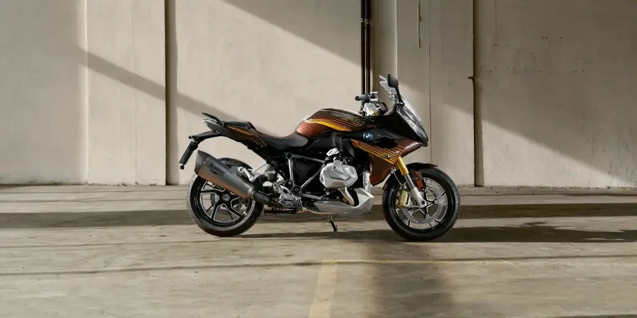 Bmw R 1250 RS in un magazzino. Nonostante la sua bellezza, alcuni proprietari segnalano piccoli problemi.