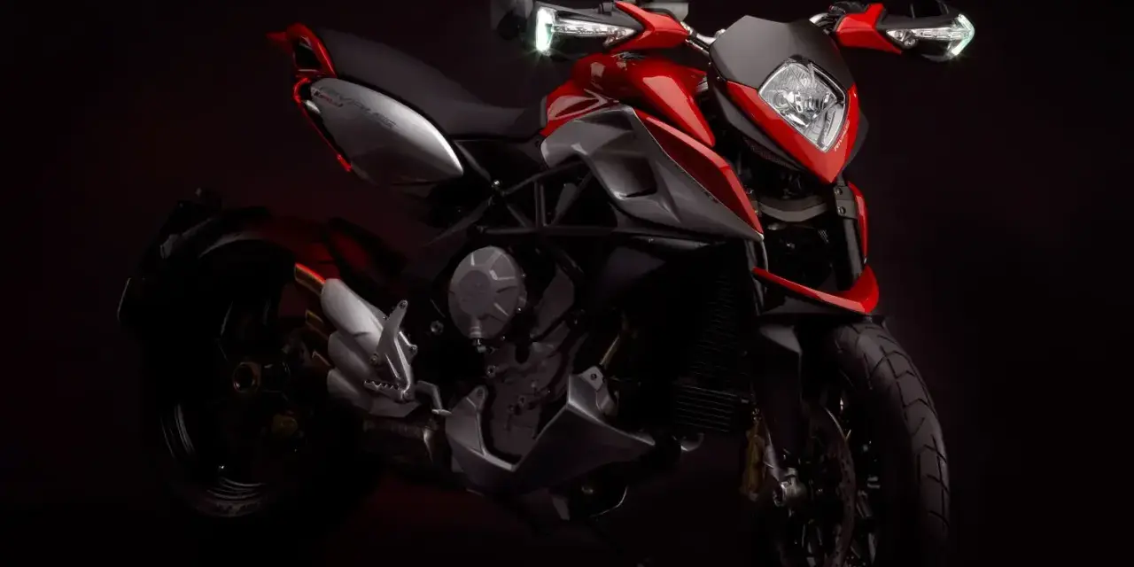 MV Agusta Rivale 800 rossa e grigia, un gioiello su due ruote. Nonostante la sua bellezza, alcuni proprietari segnalano piccoli problemi.