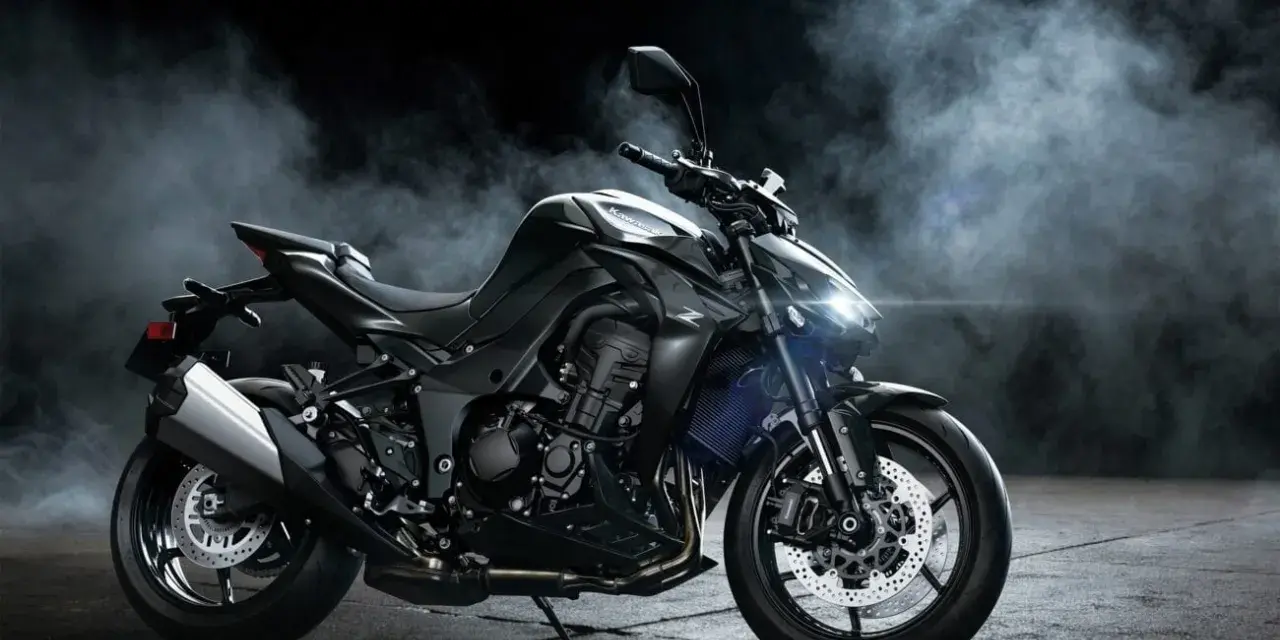 Kawasaki Z1100 nera, aggressiva e avvolta dal fumo, pronta a scatenare la sua potenza.