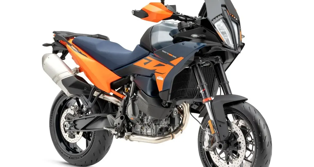 KTM 890 Duke, una moto sportiva con livrea arancione e grigio scuro, pronta per l'avventura.