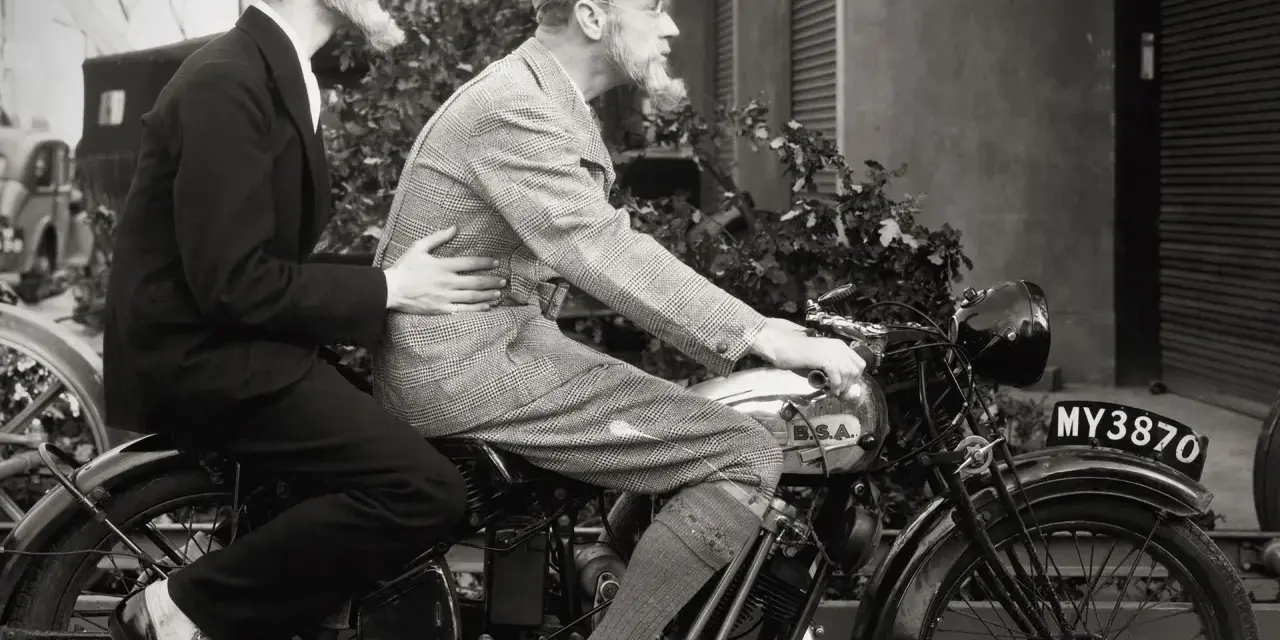 Due uomini in abiti d'epoca su una moto BSA, un viaggio avventuroso per le strade di moto d'epoca anni '30.