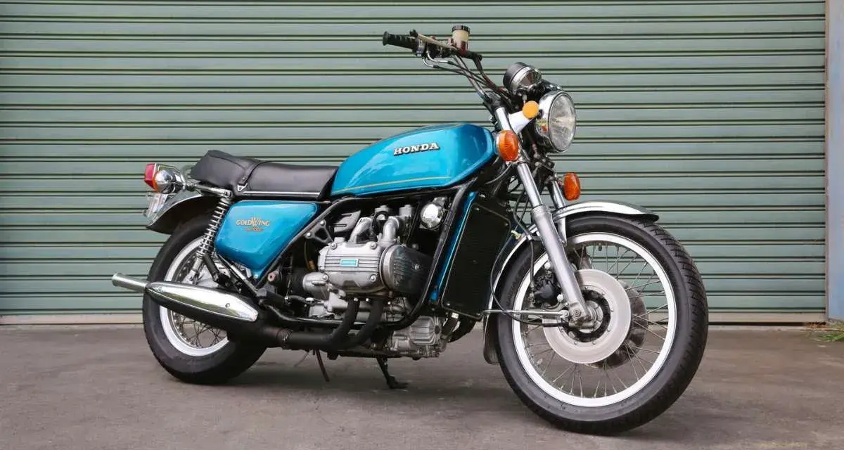 Una splendida Honda Gold Wing blu, un classico tra le moto inglesi vintage, pronta per un nuovo viaggio.
