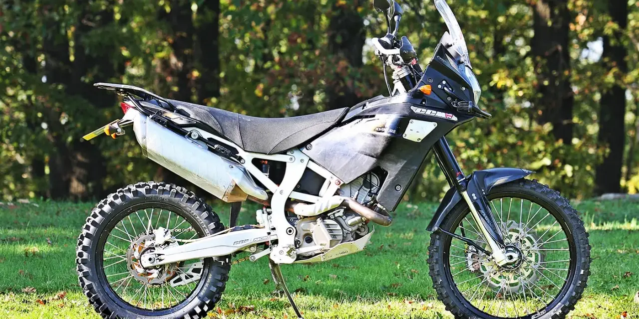 Una moto da avventura nera, pronta per esplorare sentieri impervi. Potrebbe essere la miglior moto da montagna per chi cerca adrenalina.
