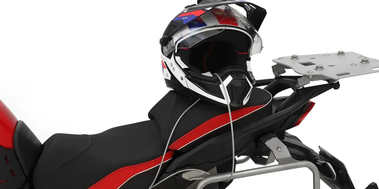 Casco da moto fissato alla sella con cavo, un modo pratico per sapere come legare casco alla moto.
